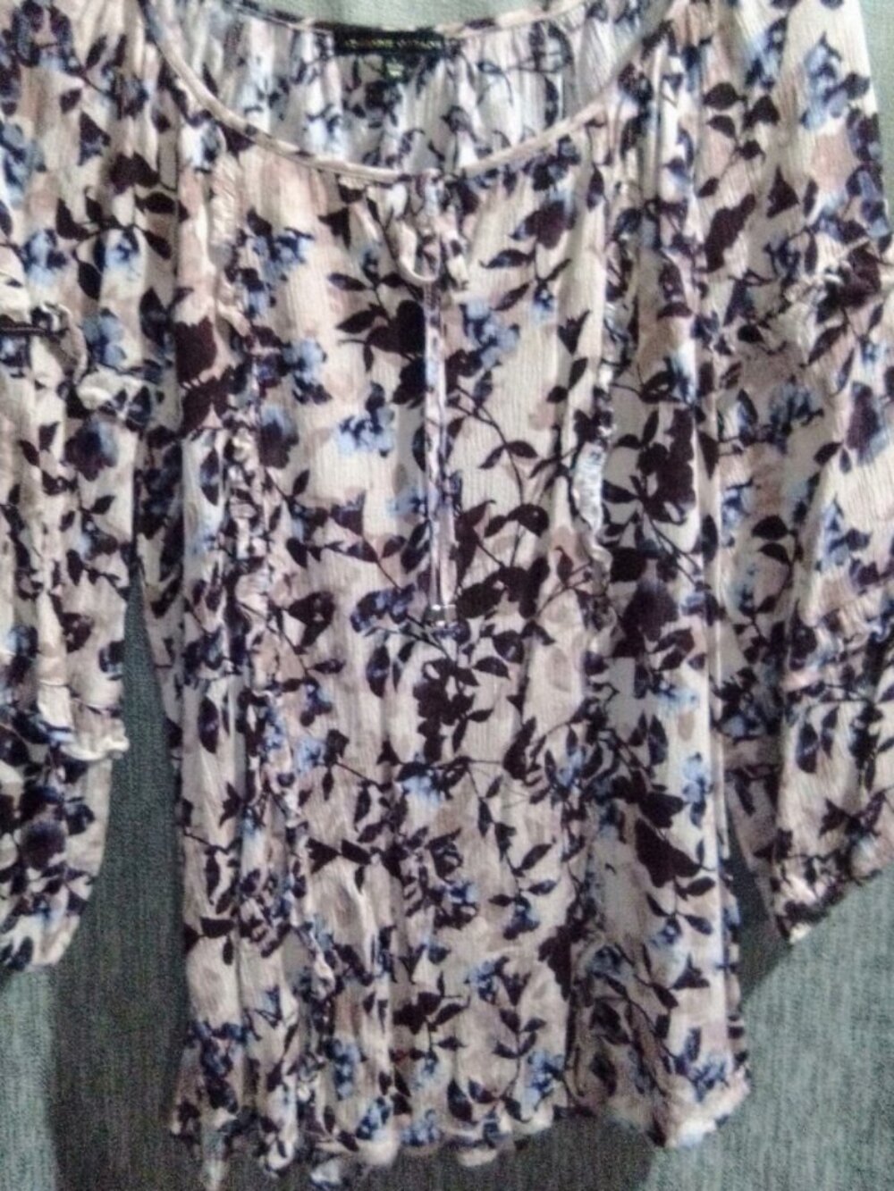Beautiful Adrienne Vittadini floral blouse in women’s size Large. Features a lig